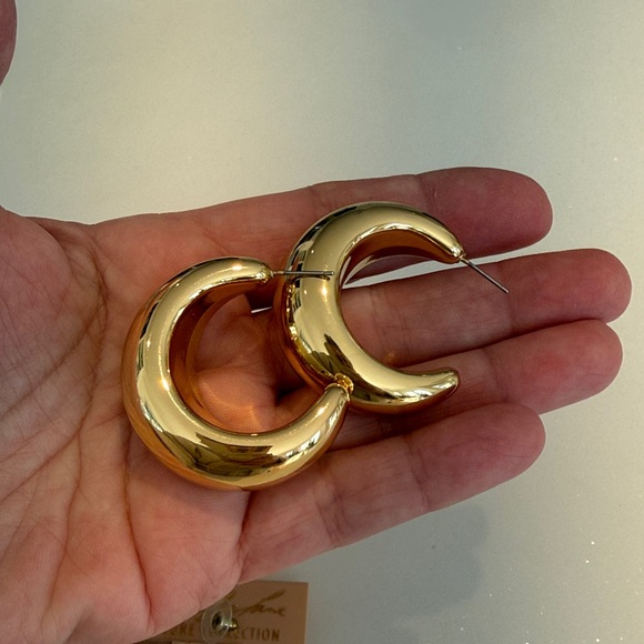 Kenneth Jay Lane couture collection, large statement Shiny Gold Hoop Earrings - Picture 6 of 7